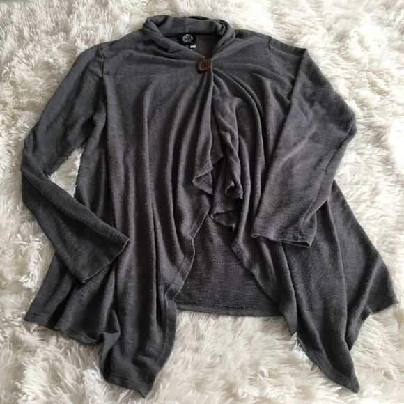 bobeau Sweaters - Bobeau light flow cardigan wooden button closure